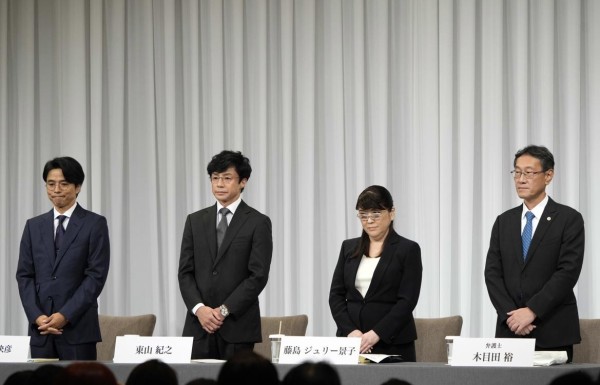 La expresidenta de Johnny &amp; Associates Inc. Julie Keiko Fujishima (2-D) y el nuevo presidente Noriyuki Higashiyama, Yoshihiko Inohara (I) y el abogado Hiroshi Kimeda (D).