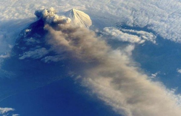 Imagen ilustrativa de la Universidad de Cambrigde sobre la foto aérea de un volcán.