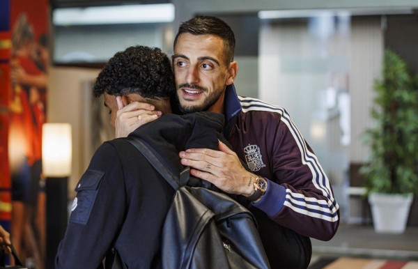 Los delanteros Joselu (d) y Lamine Yamal (i) a su llegada a la concentración de la selección española en la Ciudad del Fútbol de Las Rozas para preparar los dos partidos clasificatorios para la Euro 2024 contra Chipre y Georgia.