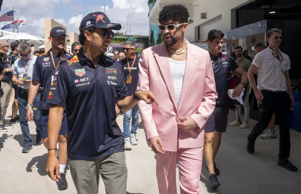 Imagen del piloto mexicano de Fórmula Uno, Sergio Pérez (i) junto al cantante puertorriqueño Bad Bunny