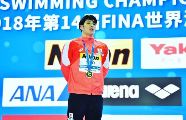 El nadador mantiene el récord mundial de 200 metros mariposa y 400 metros estilos individuales de piscina corta, el primero logrado en 2018 y el segundo el año pasado