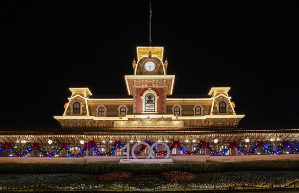 Fotografía fechada el pasado 3 de noviembre y cedida este martes, 14 de noviembre, por Disney en la que se registró la entrada del parque temático Magic Kingdom, adornada con motivos navideños, en Lake Buena Vista (Florida. EE.UU.).