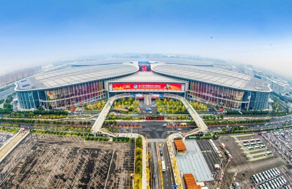 Vista panorámica del Centro Nacional de Exhibiciones y Convenciones, sede principal de la CIIE, en Shanghai, este de China.