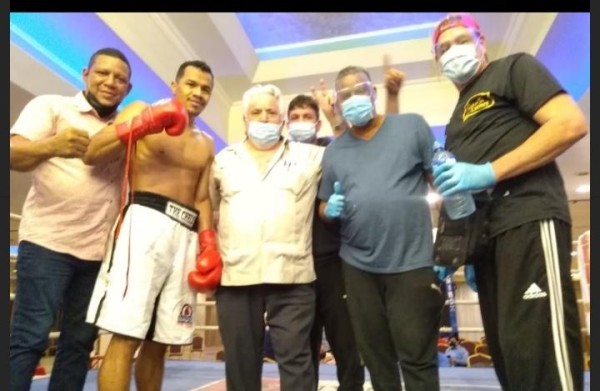 Johan Manotas González junto a su apoderado Manuel Pérez Barreiro, (c) esperan una oportunidad por un combate de título mundial.