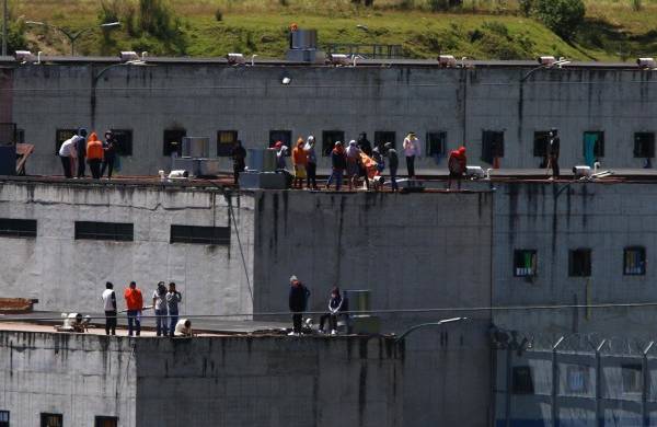 Presos se toman los techos de la cárcel El Turi, en la ciudad de Cuenca (Ecuador), el 30 de agosto de 2023.
