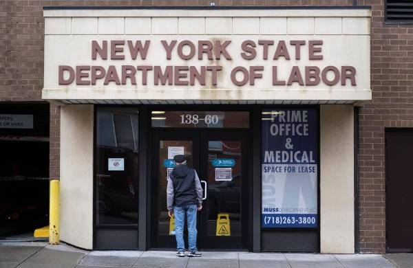 Vista de un hombre asistiendo a la una oficina estatal de Departamento de Trabajo en Nueva York, en una fotografía de archivo.