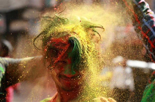 La India se viste de colores con el festival Holi
