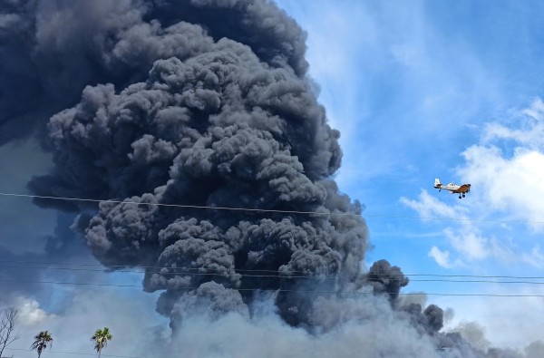 Incendio en zona industrial de Cuba se encuentra en una situación compleja y difícil