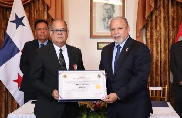 El periodista James Aparicio (Izq.) fue una de las personalidades que recibió este reconocimiento por parte de la Gobernación de Coclé, a cargo del gobernador Julio Palacios (der.) .