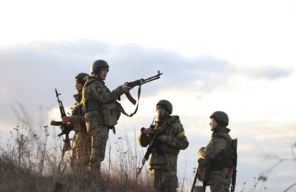Militares ucranianos toman posiciones mientras se preparan para defender cerca de Kiev, Ucrania.