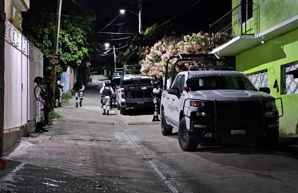 Policías estatales vigilan la zona donde fueron emboscados policías, en el poblado de Juan R. Escudero, en el municipio de Chilpancingo (México).