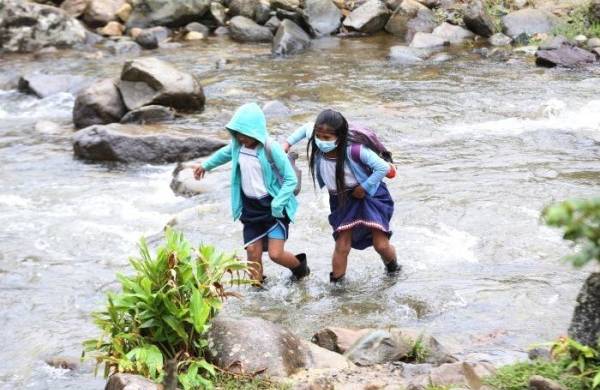 “Cuando ir a la escuela es caminar horas bajo la lluvia, por río y lodo”.