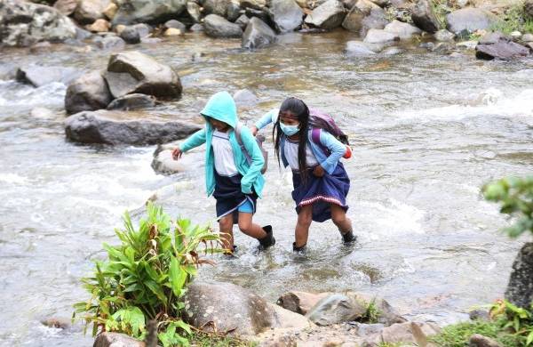 Cuando ir a la escuela es caminar horas bajo la lluvia, por río y lodo.