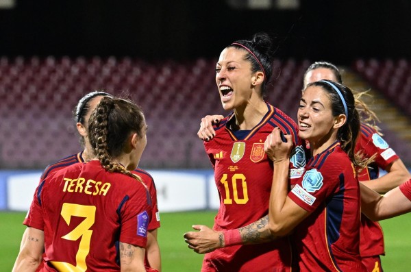 La futbolista Jennifer Hermoso celebrando un gol con sus compañeras.