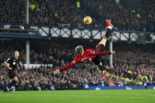 El futbolista Alejandro Garnacho al momento de su acrobática anotación.