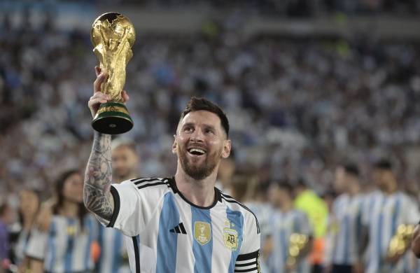 Lionel Messi levanta la Copa del Mundo conquistada en Qatar 2022.