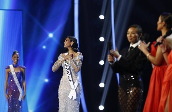 Miss Nicaragua, Sheynnis Palacios (c), reacciona luego de ser llamada al top 3.
