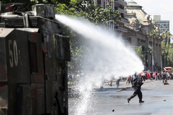 Contra los &quot;abusos&quot; y la desigualdad, Chile protesta