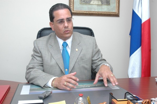 .El ministro Rogelio Paredes explicó que el complejo de apartamentos de interés social beneficiará a familias de bajos recursos,