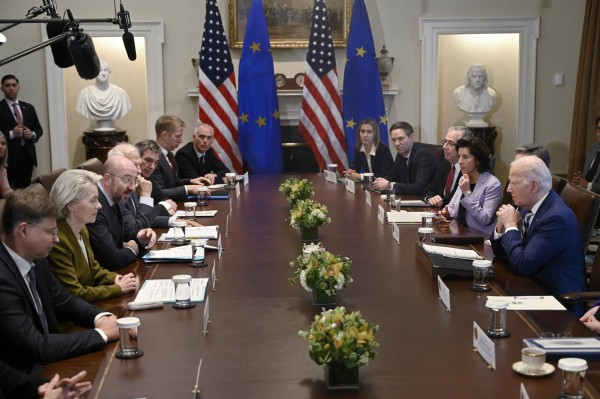 El presidente Joe Biden (d.) reunido con la presidente de la Comisión de la UE, Ursula von der Leyen (2.a izq.) y el presidente del Consejo Europeo, Charles Michel (3.a izq.).