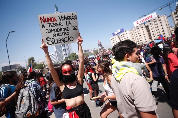 Contra los &quot;abusos&quot; y la desigualdad, Chile protesta