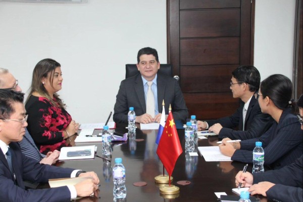 El viceministro de Desarrollo Agropecuario, Alexis Pineda se reunió con una delegación del Comité Regional de la provincia de Hainan de la República Popular de China.
