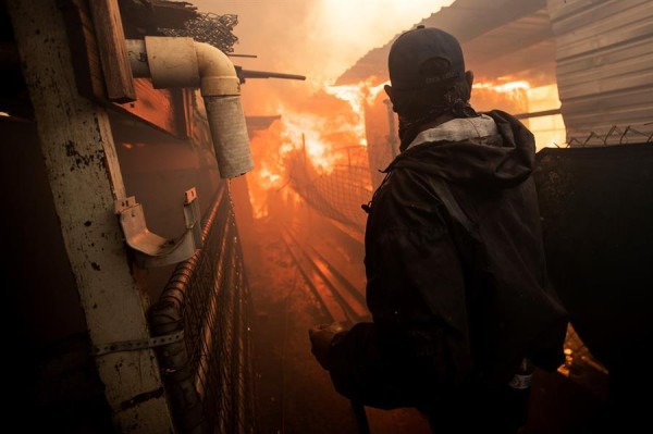 Bomberos luchan por sofocar el "infierno" en California