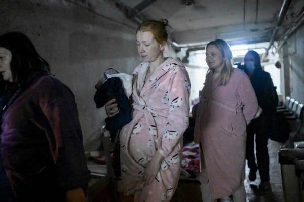 Mujeres embarazadas en medio de la invasión