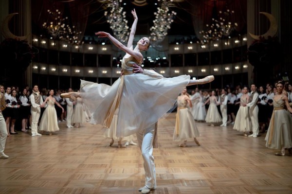 Bailarines se preparan para el Vienna Opera Ball