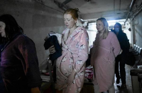 Mujeres embarazadas en medio de la invasión