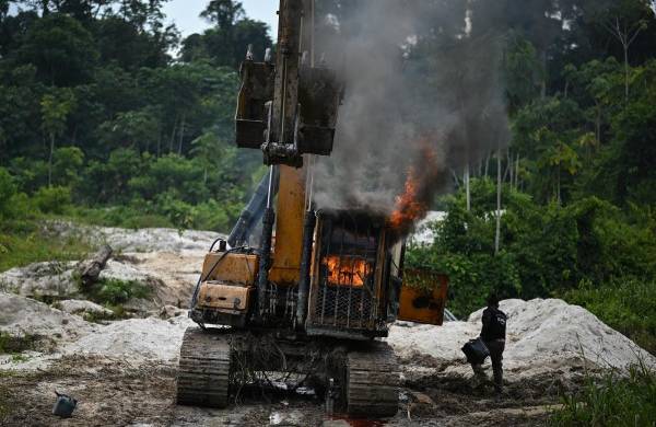 Un agente del Instituto Chico Mendes de Conservación de la Biodiversidad (ICMBio) quema equipos de una mina ilegal