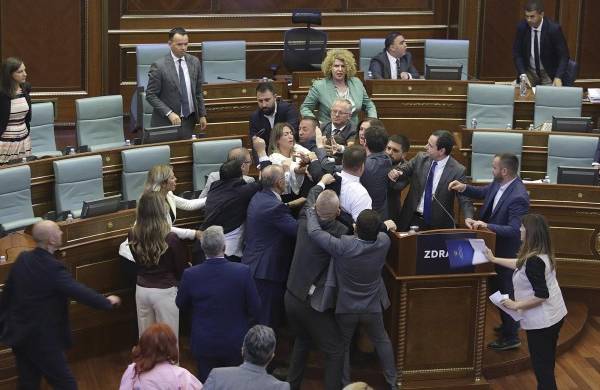 Los legisladores de la oposición de Kosovo se enfrentan con los miembros gobernantes, luego del discurso del primer ministro Albin Kurti y un legislador rival lo roció con agua.