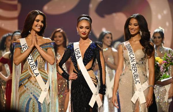 Miss Universo Venezuela 2022A, manda Dudamel; Miss Universo Estados Unidos 2022, R’Bonney Gabriel, y Miss Universo República Dominicana, Andreina Martínez Founier, mientras esperan los resultados del concurso Miss Universo 2022