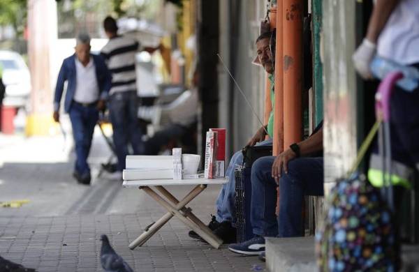 Un hombre vende cigarrillos en un puesto informal callejero, el 11 de septiembre de 2023, en la avenida central en Ciudad de Panamá.