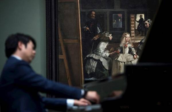 El pianista chino Lang Lang celebra el bicentenario del Museo del Prado interpretando dos piezas de su repertorio frente al cuadro de Velázquez Las Meninas, en Madrid.