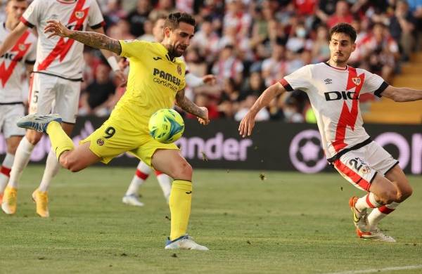 El Villarreal asalta Vallecas y mantiene la pelea por la Liga Europa