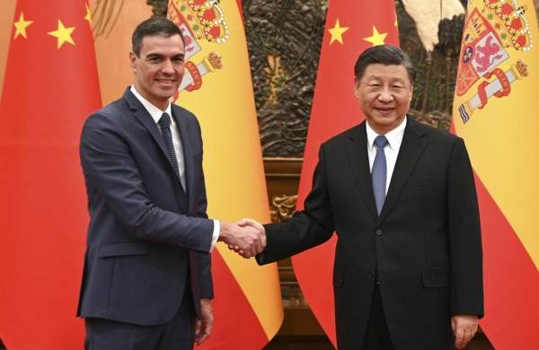El presidente del Gobierno español, Pedro Sánchez (i), y el presidente de China, Xi Jinping (d).