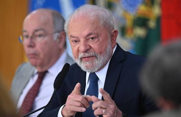 El presidente de Brasil, Luiz Inácio Lula da Silva, habla durante una rueda de prensa con corresponsales extranjeros, en el Palacio de Planalto, en Brasilia (Brasil).
