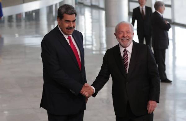 El presidente de Brasil, Luiz Inácio Lula da Silva, estrecha la mano de su homólogo venezolano, Nicolás Maduro