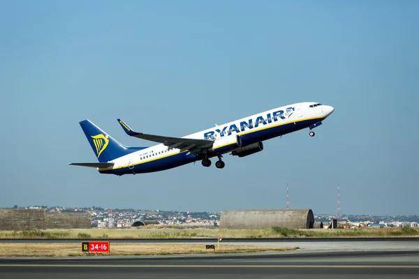 Un pasajero serbio quedó parcialmente fuera de un avión de Ryanair después de que una ventana se desprendiera en pleno vuelo.