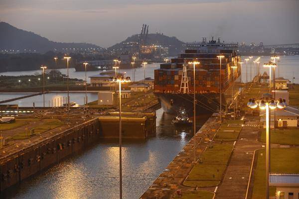 Por el Canal pasa alrededor del 3 % del comercio mundial.