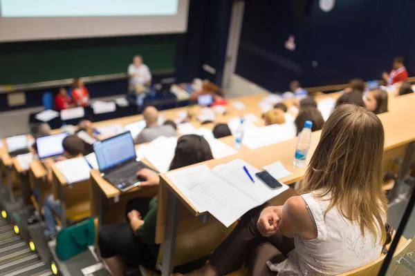 Pérez cuestiona el uso de las ayudas por mérito de las universidades estadounidenses para atraer a estudiantes que no tienen una necesitad económica.