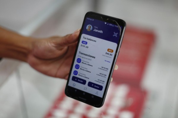 Una mujer muestra su listado de transacciones en bitcoin, el 6 de septiembre de 2023, en el centro de San Salvador (El Salvador)