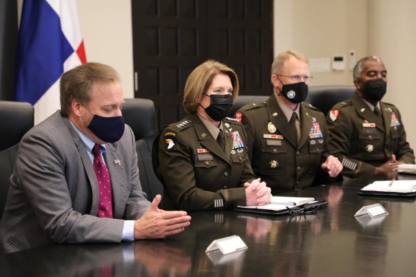 El viaje de la jefa del Comando Sur, según explicó la Embajada de Estados Unidos, concluirá con una mesa redonda sobre mujeres en paz y seguridad.