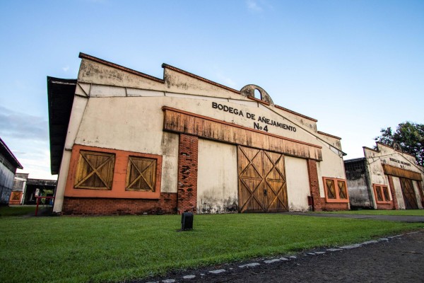 La familia de Ron Abuelo ganó medalla de oro en la categoría 'Rum Aged over 10 year old - Super Premium' en la competencia.