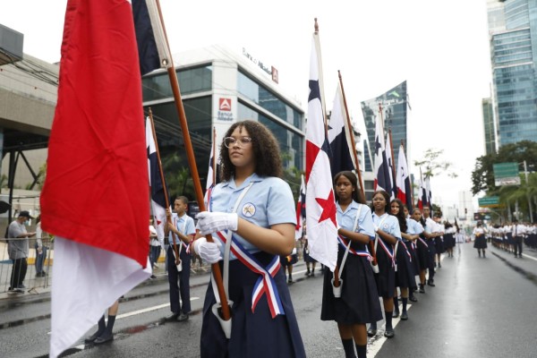 Rinden honor a la Patria en los 119 años de vida republicana