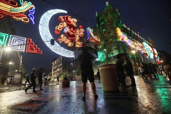 Ciudad de México ilumina el Zócalo por los 500 años de resistencia indígena