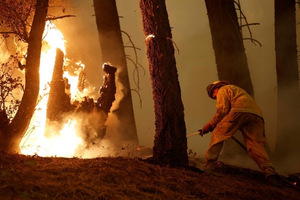 El calor empeora la situación de los incendios en California