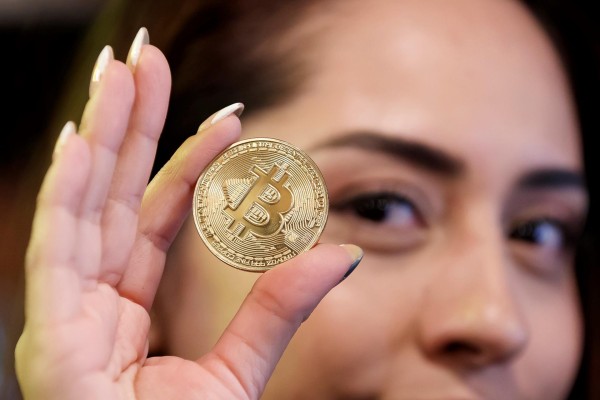 Imagen de archivo de una moneda bitcoin.