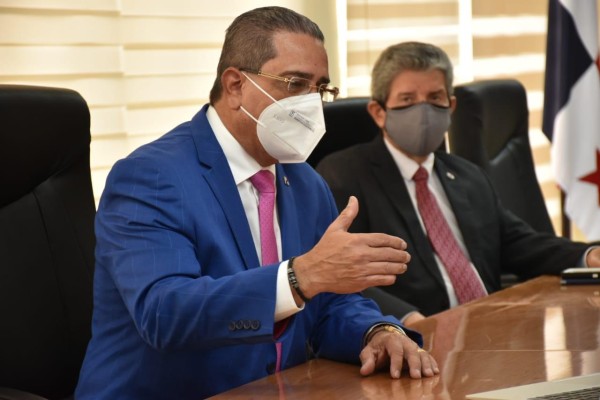 El ministro del Miviot, Rogelio Paredes.